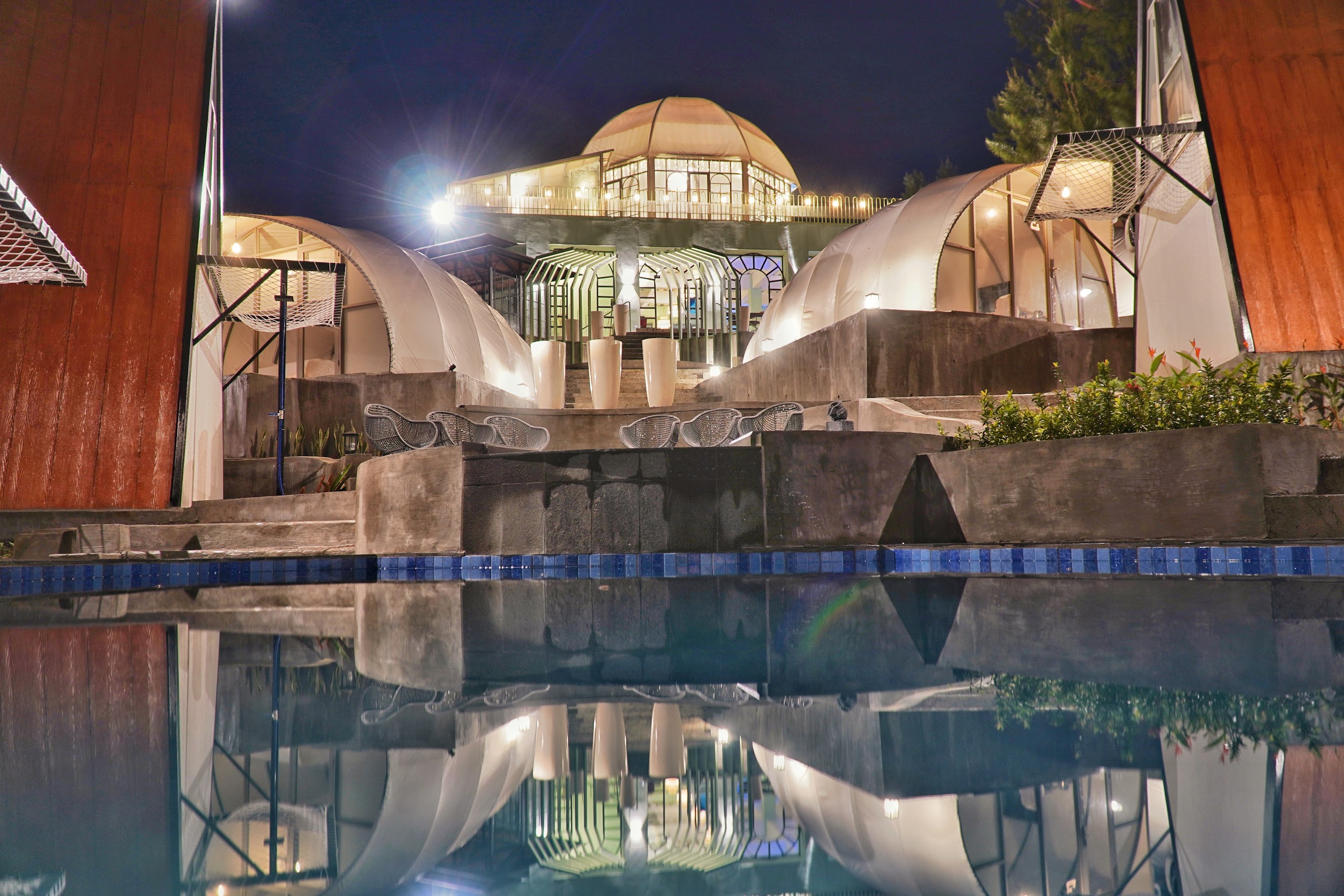 Tenda dan restoran KEMA Merbabu menyala saat malam